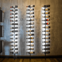 Torre de Cunha exhibidor vertical de vinos en acero instalado en pared
