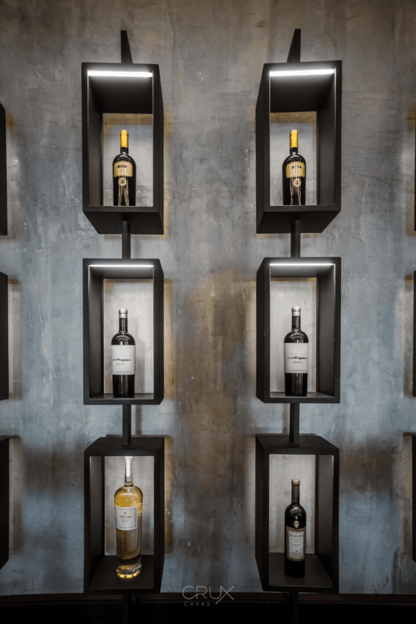 Torre de Doha exhibidor de vinos en acero negro con iluminación LED instalado en restaurante